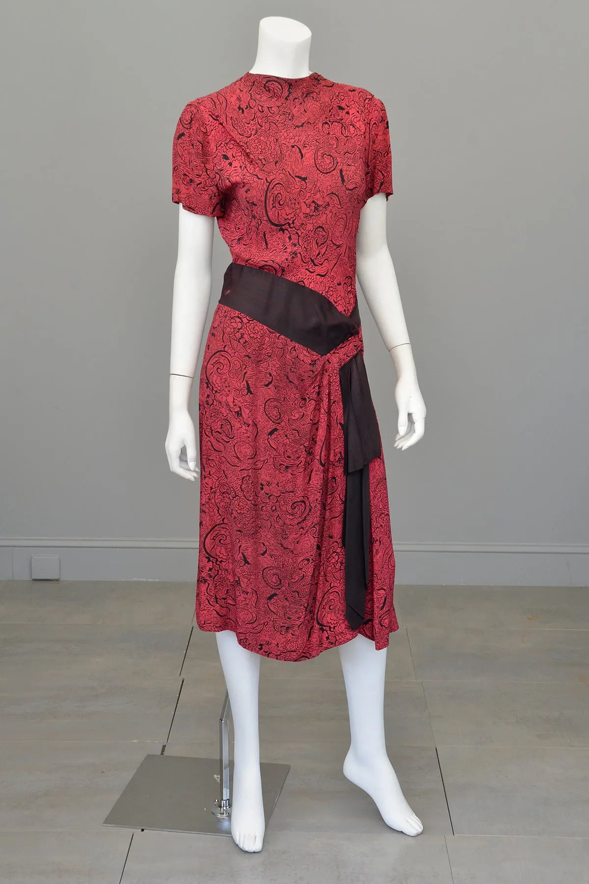 1940s Novelty Print Egyptian Revival Dress Red Black TLC