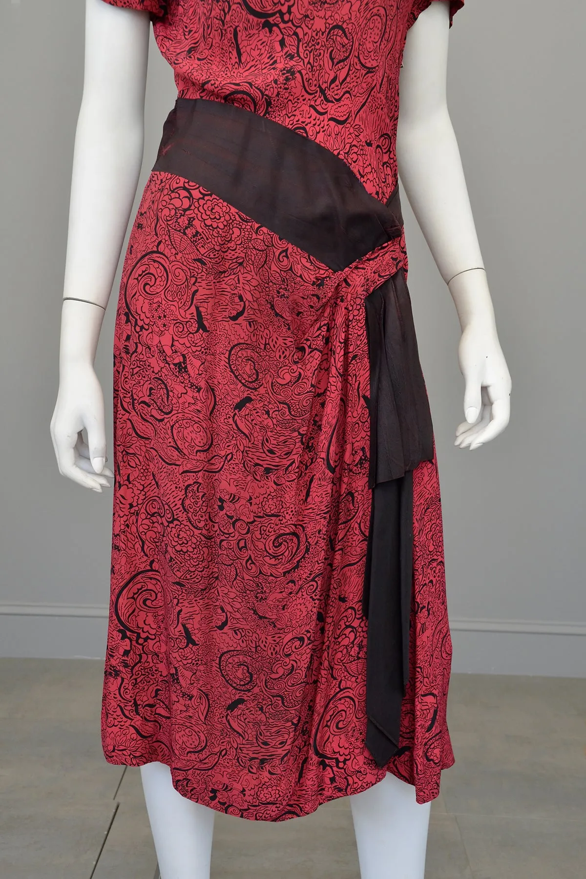 1940s Novelty Print Egyptian Revival Dress Red Black TLC