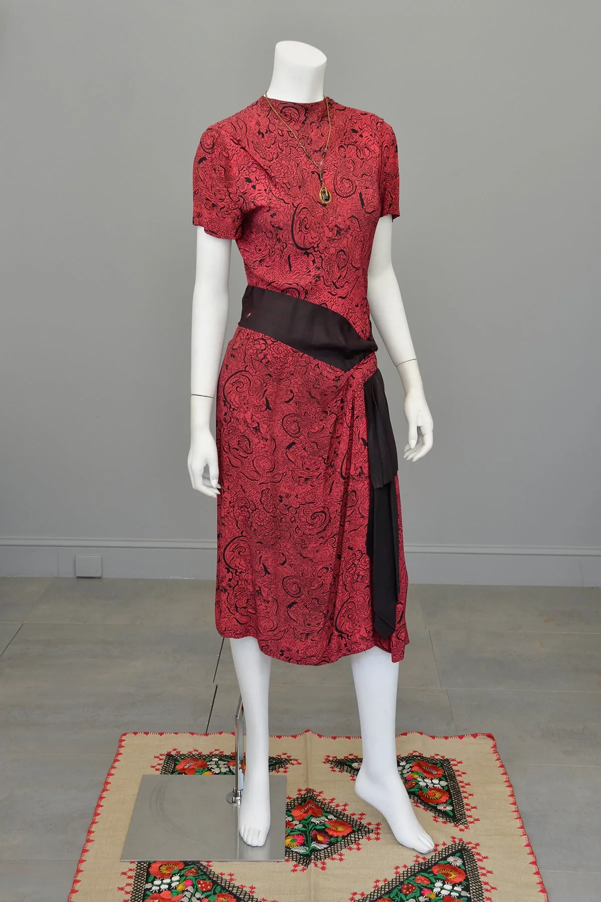 1940s Novelty Print Egyptian Revival Dress Red Black TLC